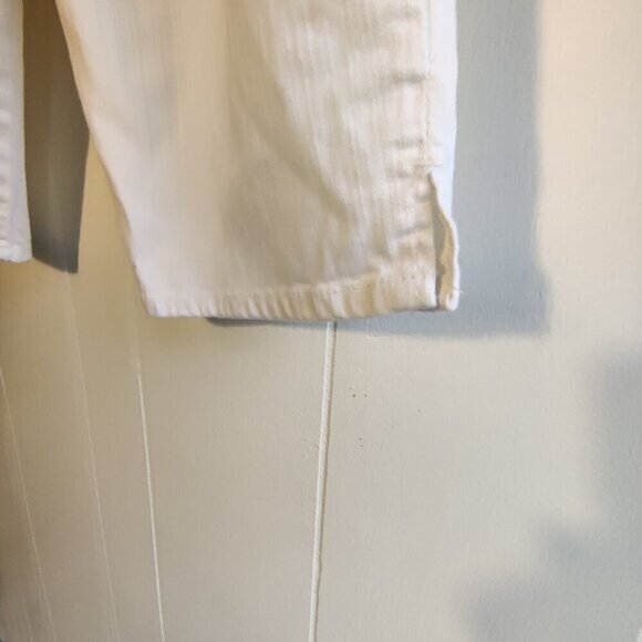 D & Co White Jean Capri's, tailored Sz L.Darted back, elastic waist dbl stitched - Picture 8 of 8